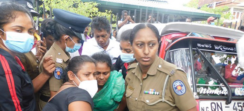 චන්ඩි නාගරික මන්ත්‍රිනිට කුණු  බිත්තර…