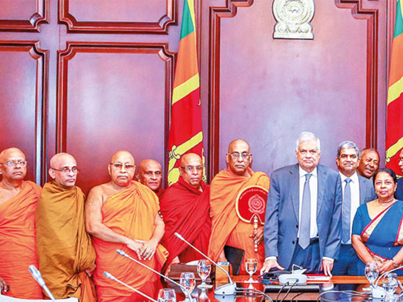 Tamil Forum meets  President and Mahnayaks